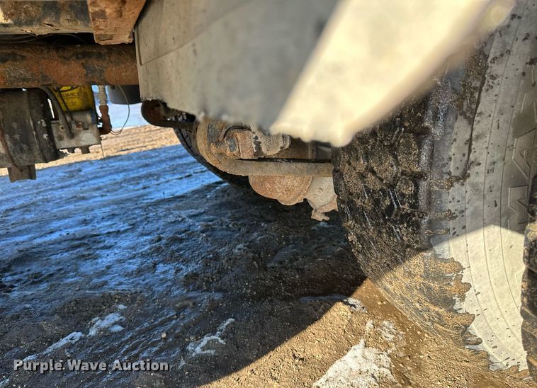 image for item DV0612 2007 Freightliner  Columbia flatbed truck with mud mixing system