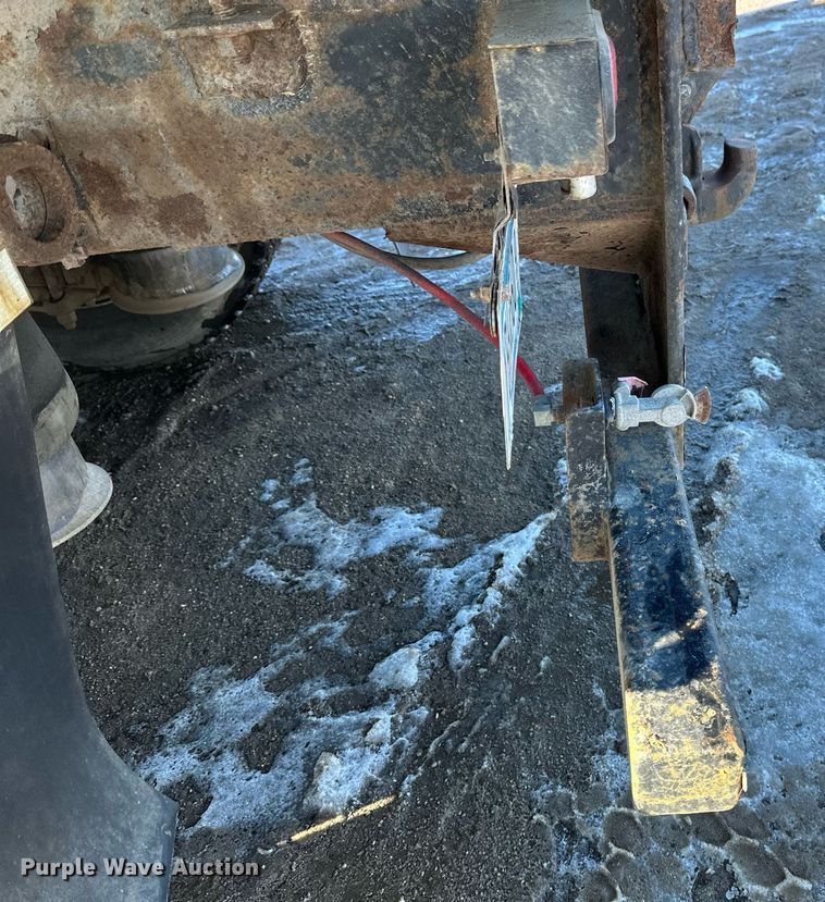 image for item DV0612 2007 Freightliner  Columbia flatbed truck with mud mixing system