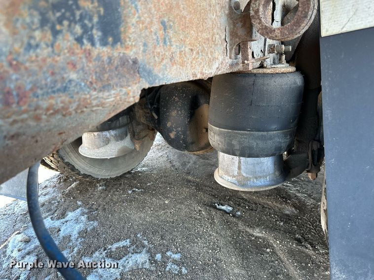 image for item DV0612 2007 Freightliner  Columbia flatbed truck with mud mixing system