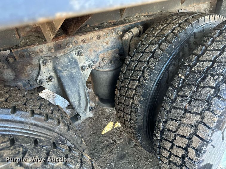 image for item DV0612 2007 Freightliner  Columbia flatbed truck with mud mixing system