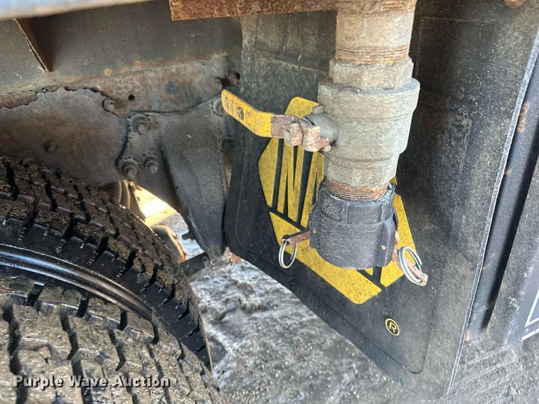 image for item DV0612 2007 Freightliner  Columbia flatbed truck with mud mixing system