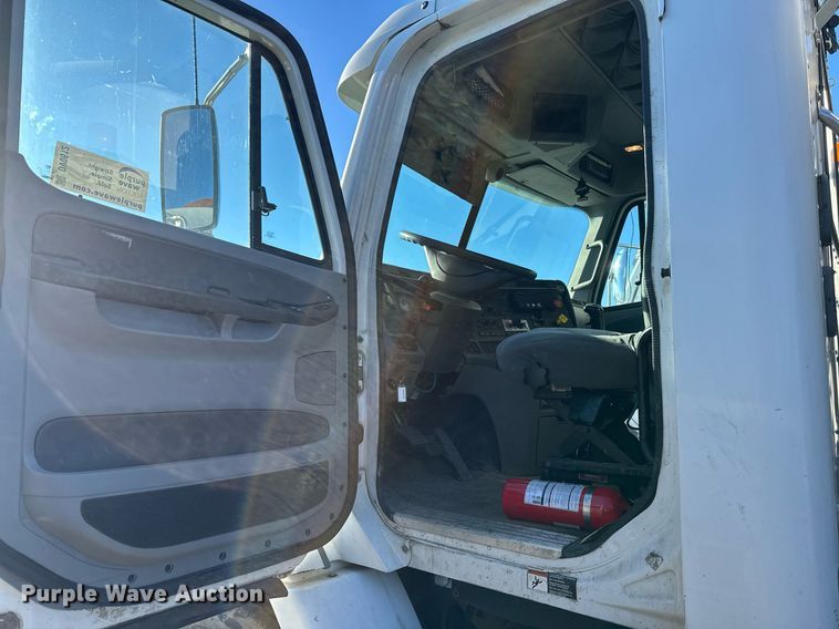 image for item DV0612 2007 Freightliner  Columbia flatbed truck with mud mixing system