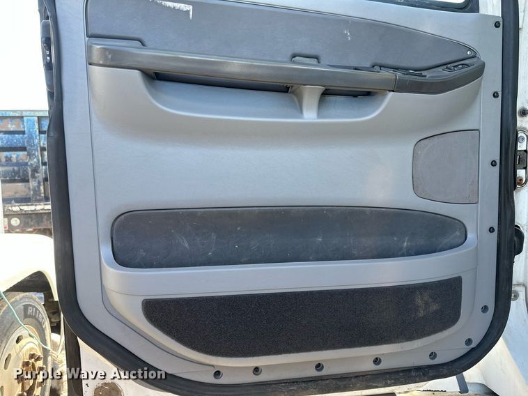 image for item DV0612 2007 Freightliner  Columbia flatbed truck with mud mixing system