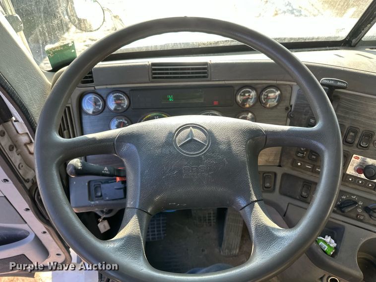 image for item DV0612 2007 Freightliner  Columbia flatbed truck with mud mixing system