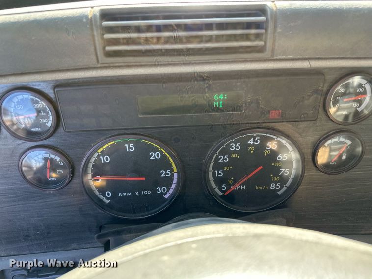 image for item DV0612 2007 Freightliner  Columbia flatbed truck with mud mixing system