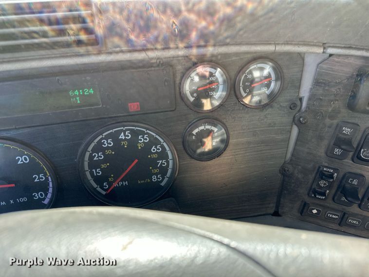 image for item DV0612 2007 Freightliner  Columbia flatbed truck with mud mixing system