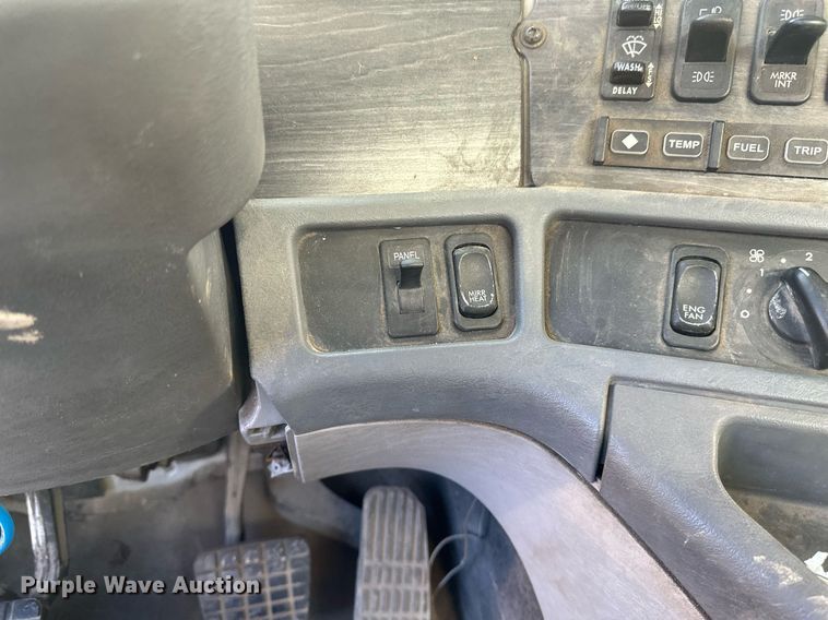 image for item DV0612 2007 Freightliner  Columbia flatbed truck with mud mixing system