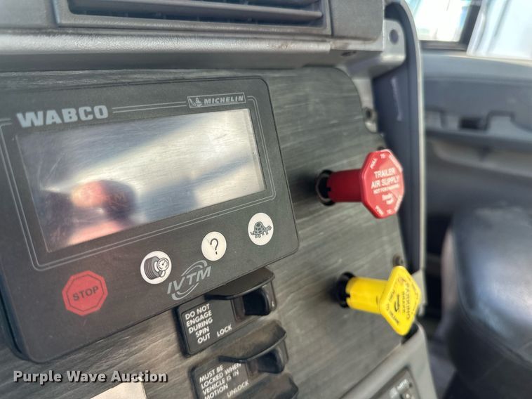 image for item DV0612 2007 Freightliner  Columbia flatbed truck with mud mixing system