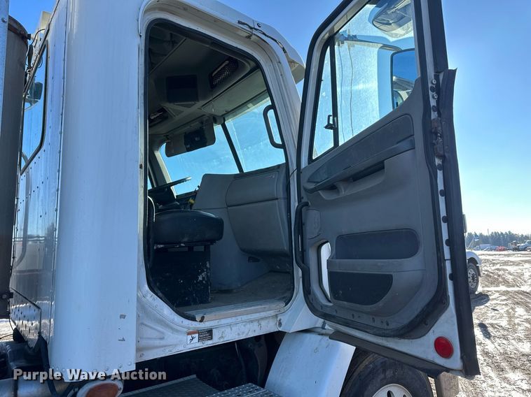 image for item DV0612 2007 Freightliner  Columbia flatbed truck with mud mixing system