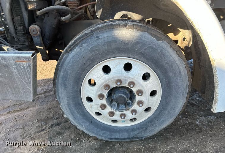 image for item DV0612 2007 Freightliner  Columbia flatbed truck with mud mixing system