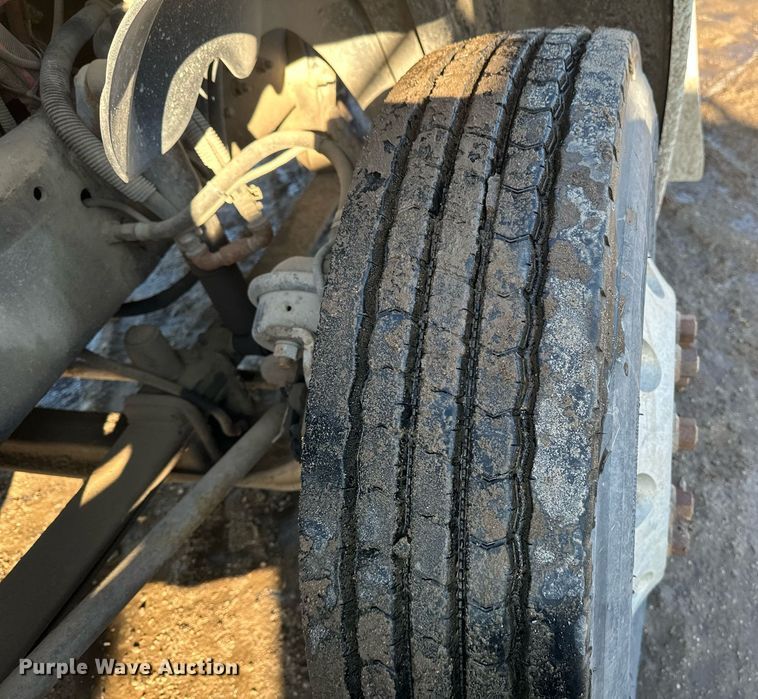 image for item DV0612 2007 Freightliner  Columbia flatbed truck with mud mixing system