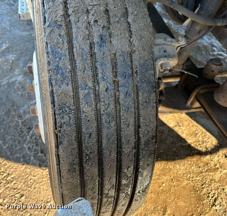 image for item DV0612 2007 Freightliner  Columbia flatbed truck with mud mixing system