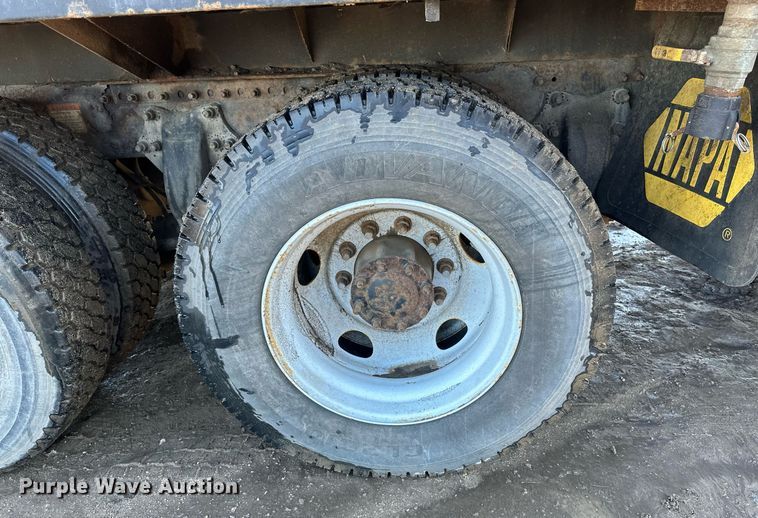 image for item DV0612 2007 Freightliner  Columbia flatbed truck with mud mixing system