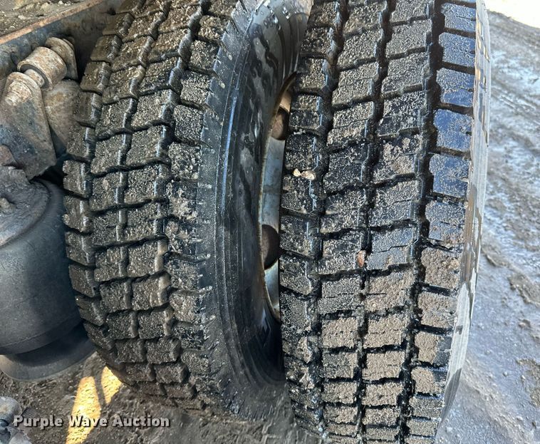 image for item DV0612 2007 Freightliner  Columbia flatbed truck with mud mixing system