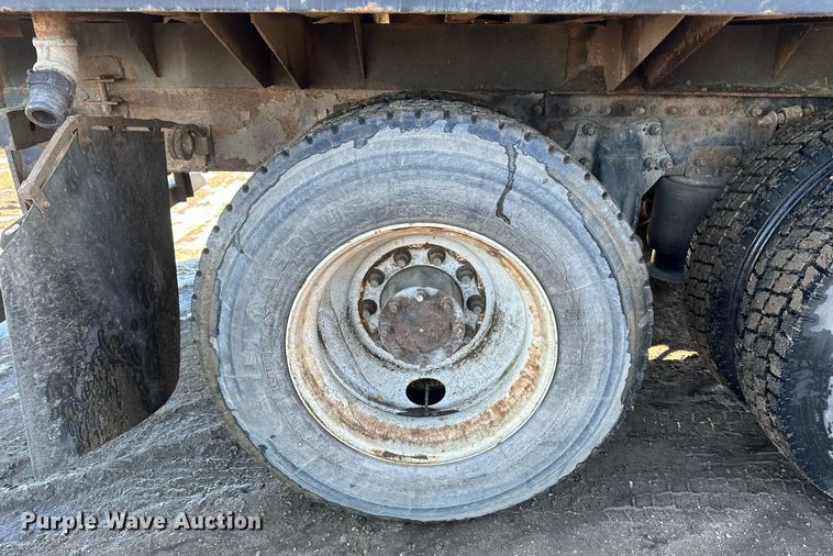 image for item DV0612 2007 Freightliner  Columbia flatbed truck with mud mixing system