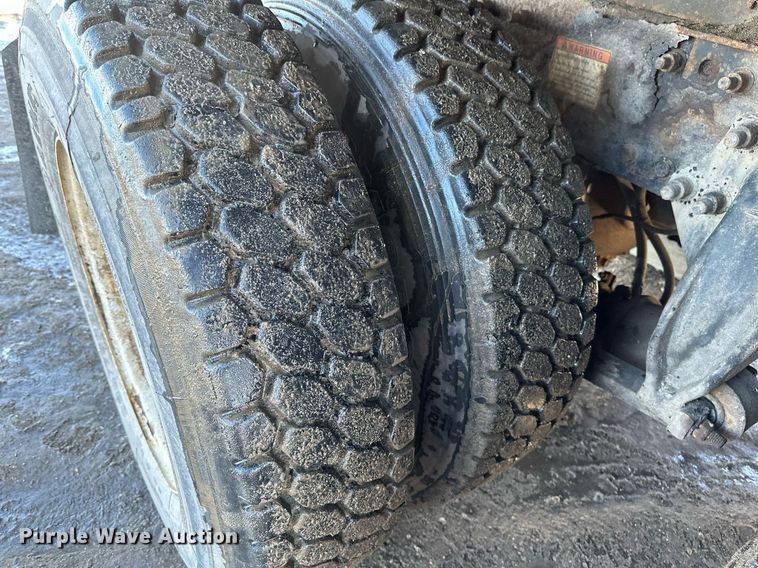 image for item DV0612 2007 Freightliner  Columbia flatbed truck with mud mixing system