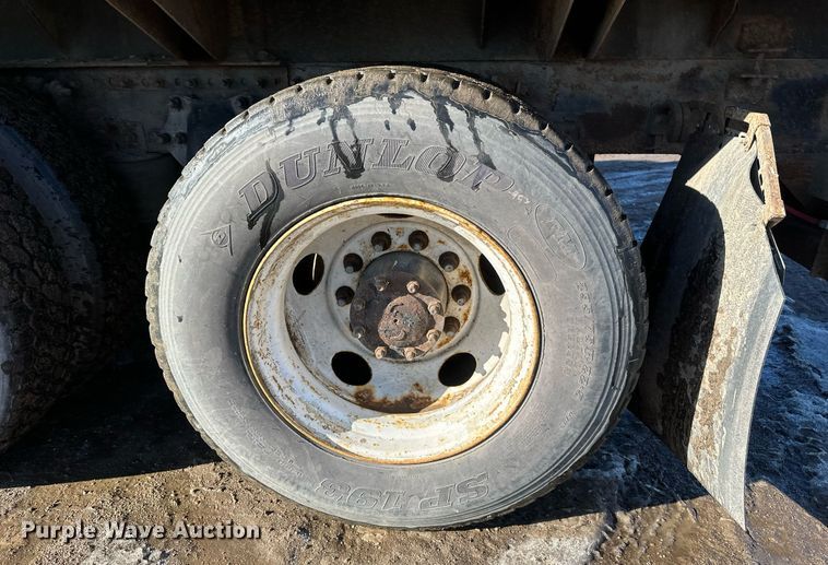 image for item DV0612 2007 Freightliner  Columbia flatbed truck with mud mixing system