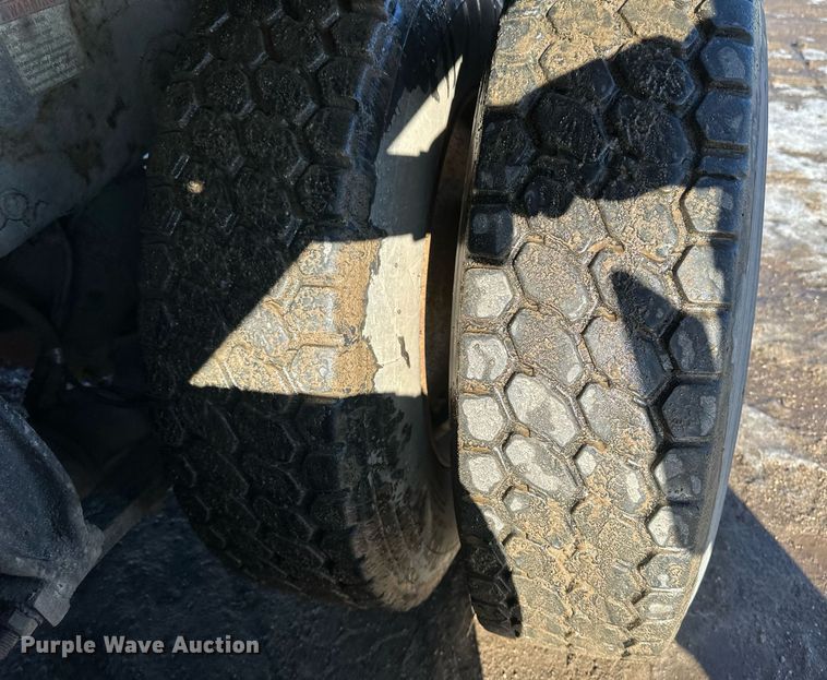 image for item DV0612 2007 Freightliner  Columbia flatbed truck with mud mixing system