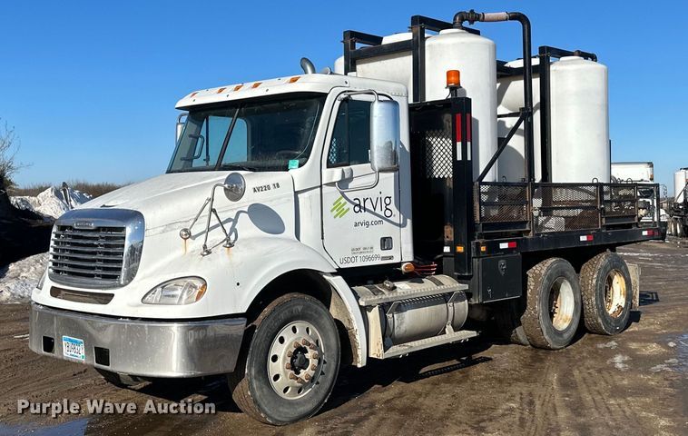 image for item DV0613 2007 Freightliner  Cascadia flatbed truck with mud mixing system