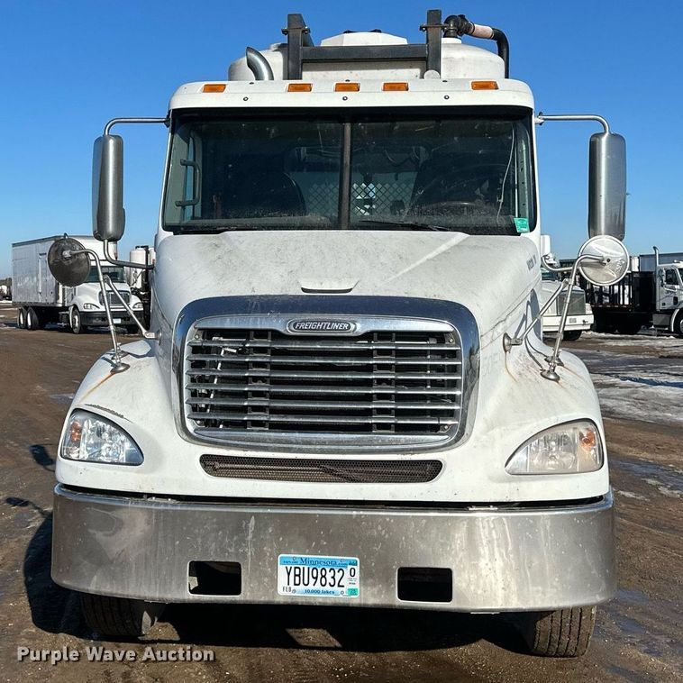 image for item DV0613 2007 Freightliner  Cascadia flatbed truck with mud mixing system