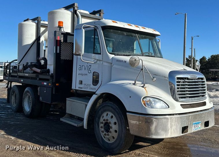image for item DV0613 2007 Freightliner  Cascadia flatbed truck with mud mixing system