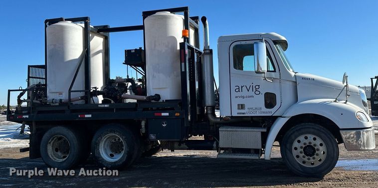 image for item DV0613 2007 Freightliner  Cascadia flatbed truck with mud mixing system