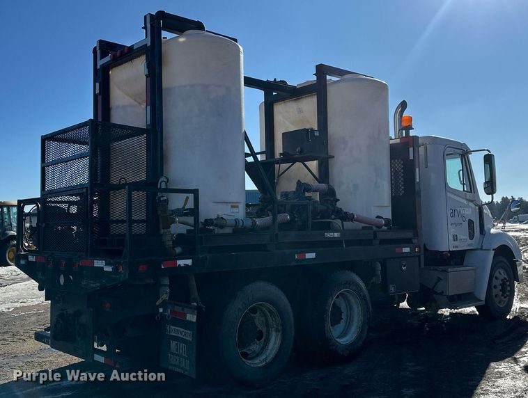 image for item DV0613 2007 Freightliner  Cascadia flatbed truck with mud mixing system