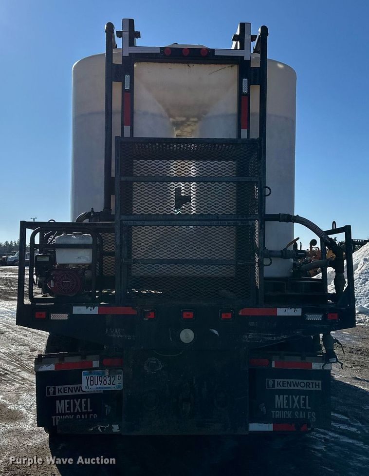 image for item DV0613 2007 Freightliner  Cascadia flatbed truck with mud mixing system