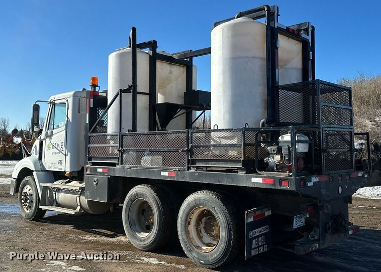 image for item DV0613 2007 Freightliner  Cascadia flatbed truck with mud mixing system