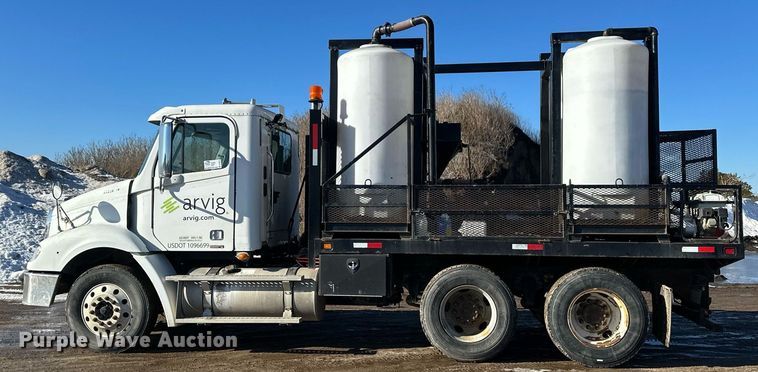 image for item DV0613 2007 Freightliner  Cascadia flatbed truck with mud mixing system