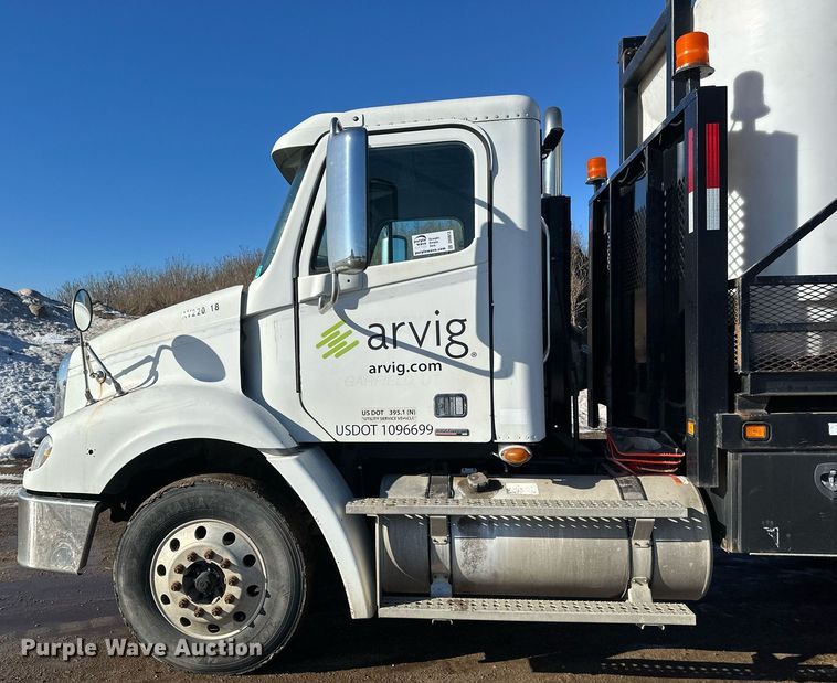 image for item DV0613 2007 Freightliner  Cascadia flatbed truck with mud mixing system