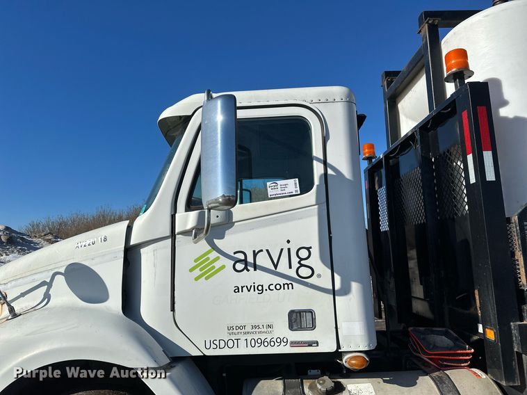 image for item DV0613 2007 Freightliner  Cascadia flatbed truck with mud mixing system