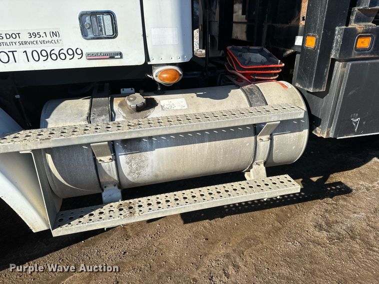 image for item DV0613 2007 Freightliner  Cascadia flatbed truck with mud mixing system