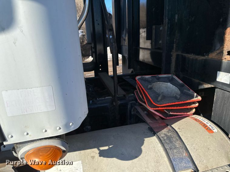 image for item DV0613 2007 Freightliner  Cascadia flatbed truck with mud mixing system