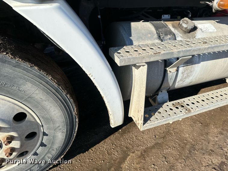 image for item DV0613 2007 Freightliner  Cascadia flatbed truck with mud mixing system