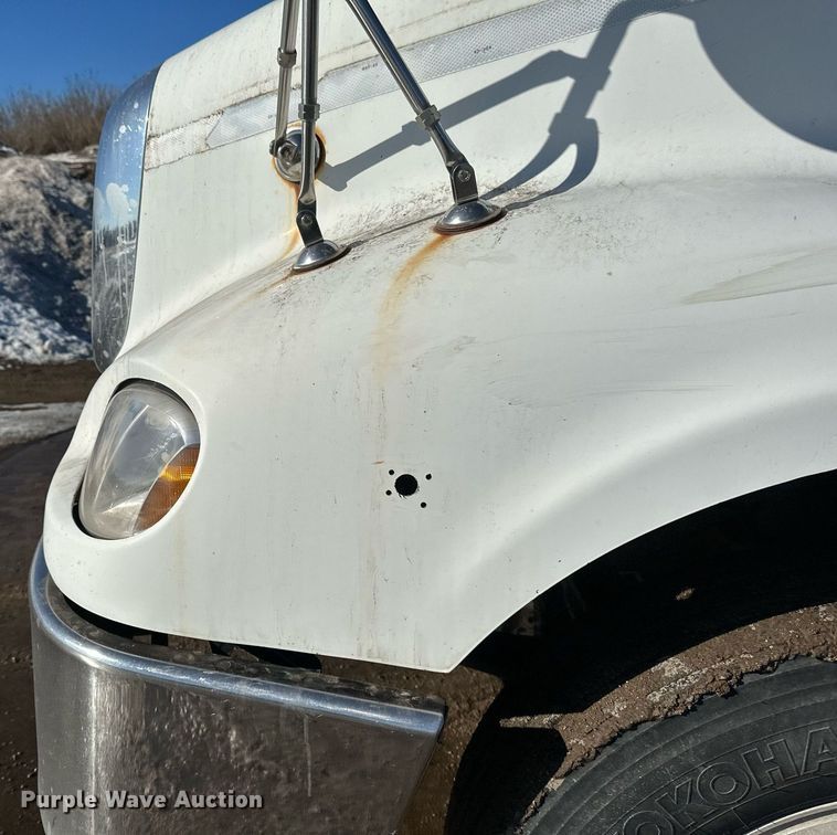 image for item DV0613 2007 Freightliner  Cascadia flatbed truck with mud mixing system