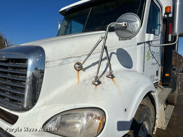 image for item DV0613 2007 Freightliner  Cascadia flatbed truck with mud mixing system