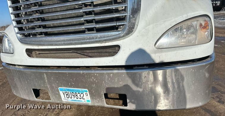 image for item DV0613 2007 Freightliner  Cascadia flatbed truck with mud mixing system