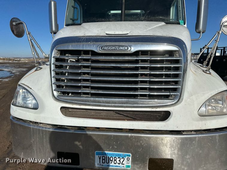 image for item DV0613 2007 Freightliner  Cascadia flatbed truck with mud mixing system