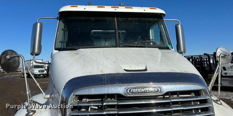 image for item DV0613 2007 Freightliner  Cascadia flatbed truck with mud mixing system