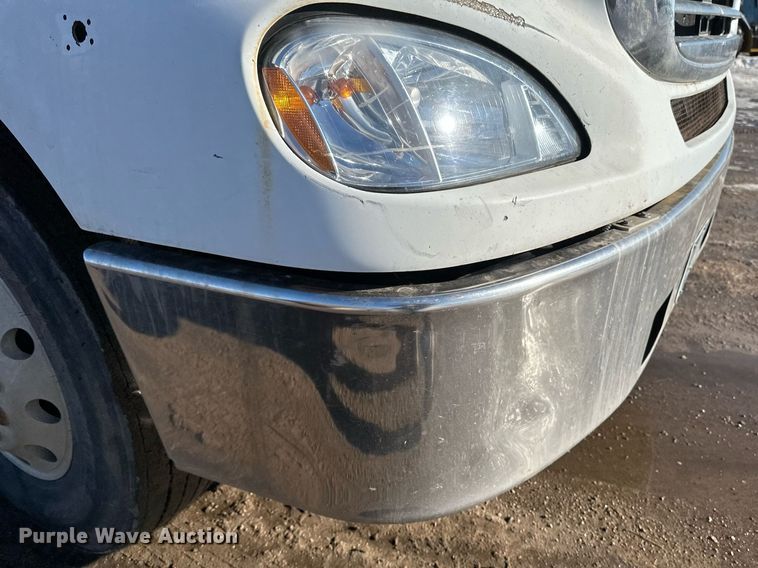 image for item DV0613 2007 Freightliner  Cascadia flatbed truck with mud mixing system