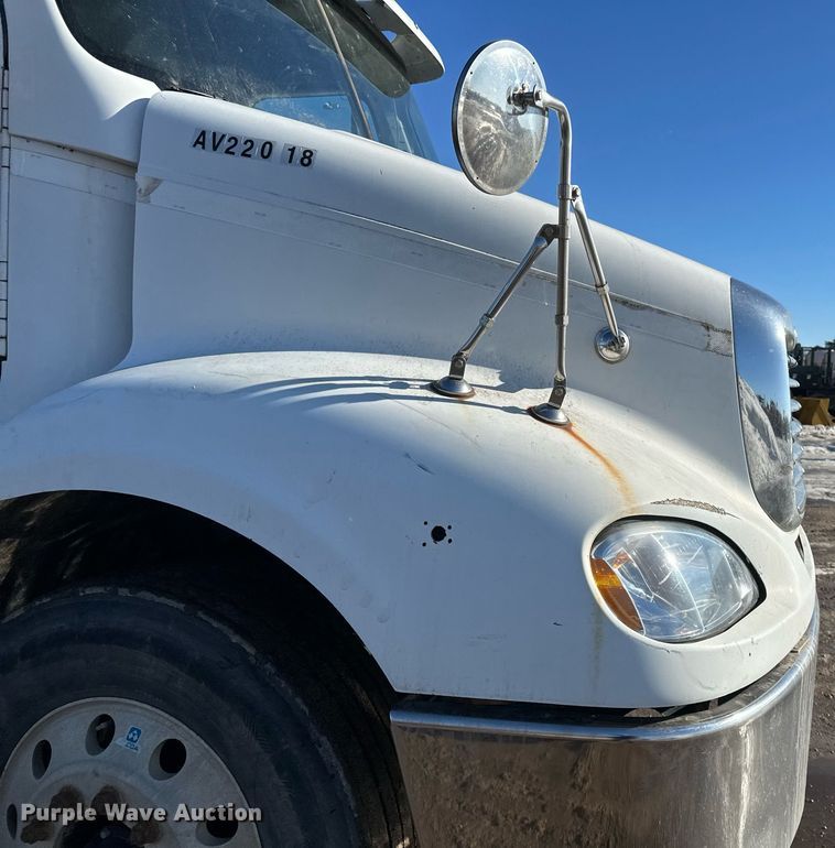 image for item DV0613 2007 Freightliner  Cascadia flatbed truck with mud mixing system