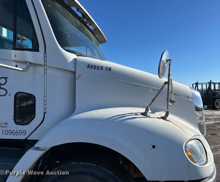 image for item DV0613 2007 Freightliner  Cascadia flatbed truck with mud mixing system