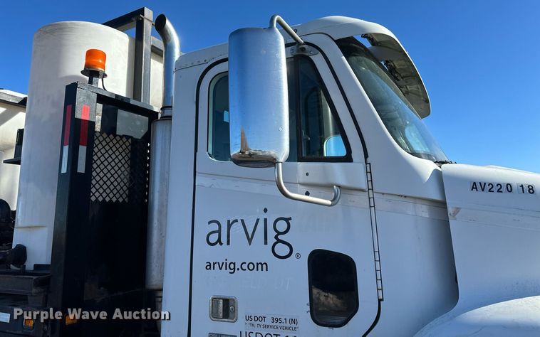 image for item DV0613 2007 Freightliner  Cascadia flatbed truck with mud mixing system