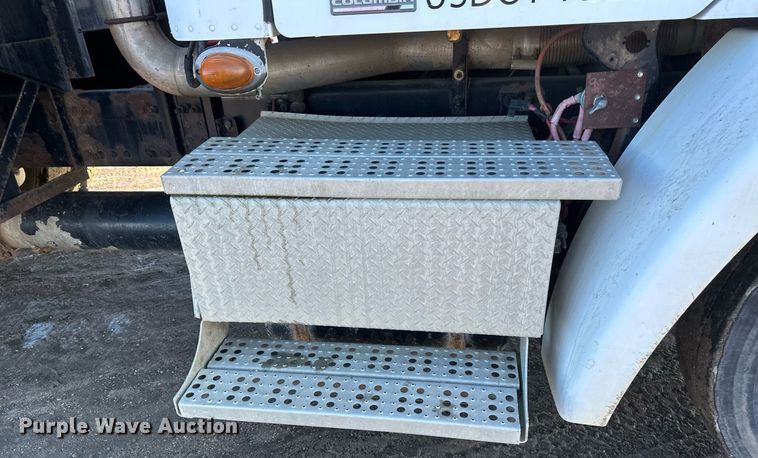 image for item DV0613 2007 Freightliner  Cascadia flatbed truck with mud mixing system