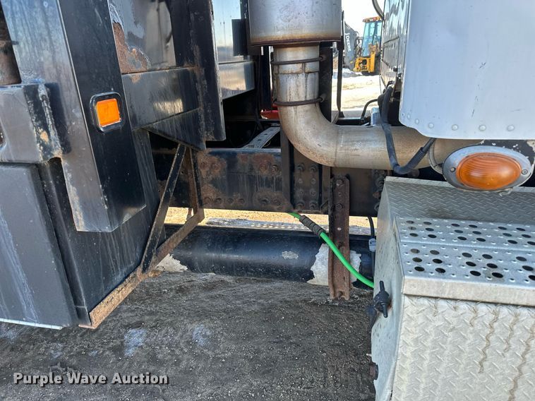 image for item DV0613 2007 Freightliner  Cascadia flatbed truck with mud mixing system