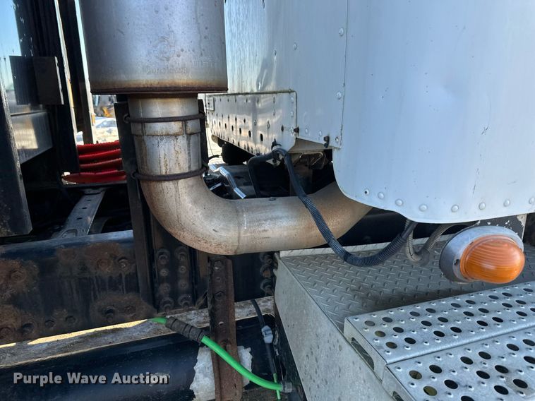 image for item DV0613 2007 Freightliner  Cascadia flatbed truck with mud mixing system