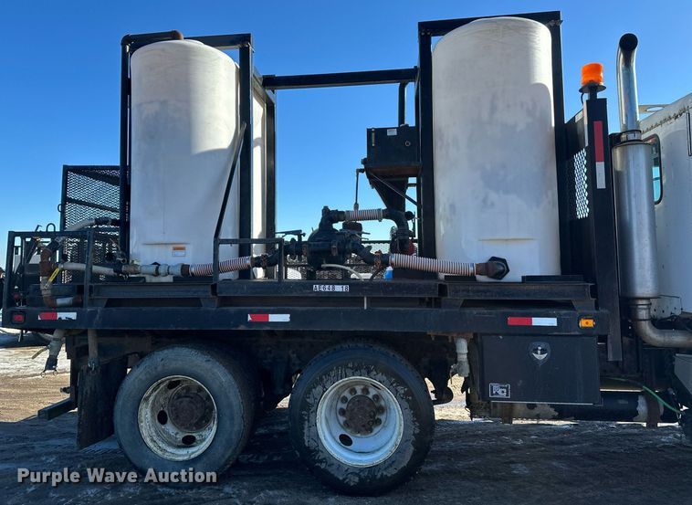 image for item DV0613 2007 Freightliner  Cascadia flatbed truck with mud mixing system