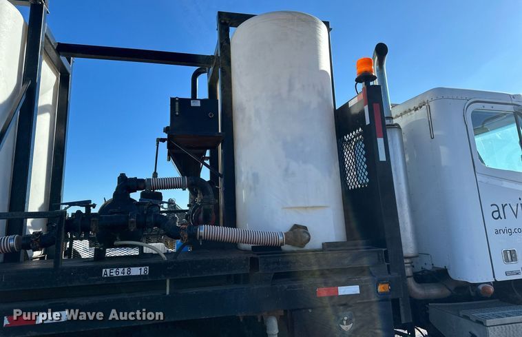 image for item DV0613 2007 Freightliner  Cascadia flatbed truck with mud mixing system