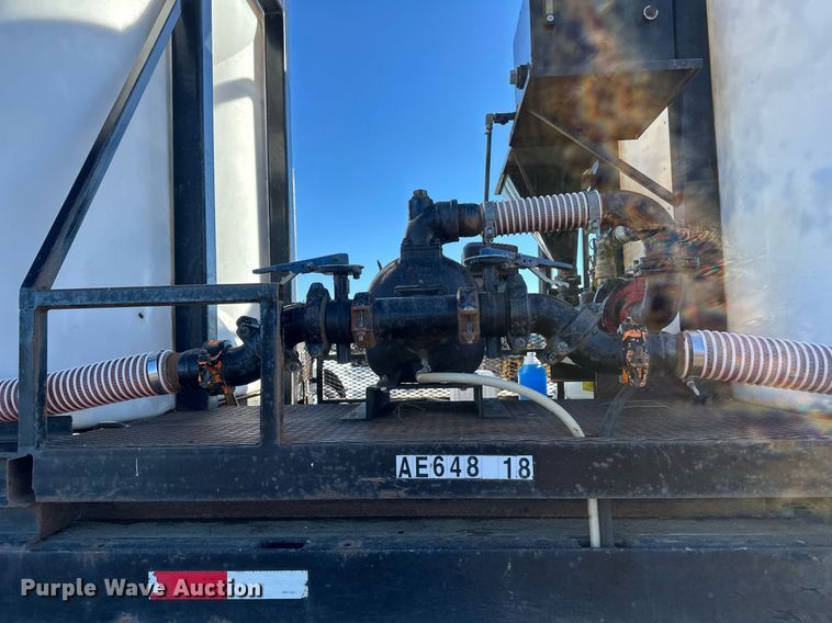 image for item DV0613 2007 Freightliner  Cascadia flatbed truck with mud mixing system